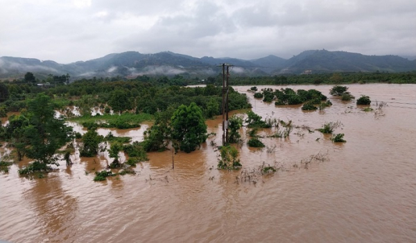 Mưa lớn xuyên đêm gây ra lũ lụt ở Lâm Đồng -0