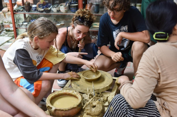 Hoi An pottery village attracts foreign visitors -4