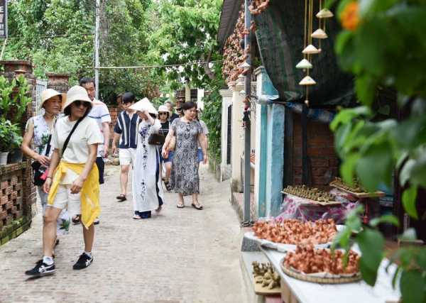 Hoi An pottery village attracts foreign visitors -6