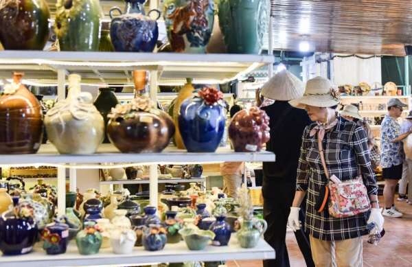 500-year-old pottery village attracts foreign visitors -0