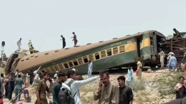 Tàu hỏa trật bánh ở Pakistan khiến hơn 60 người thương vong -0