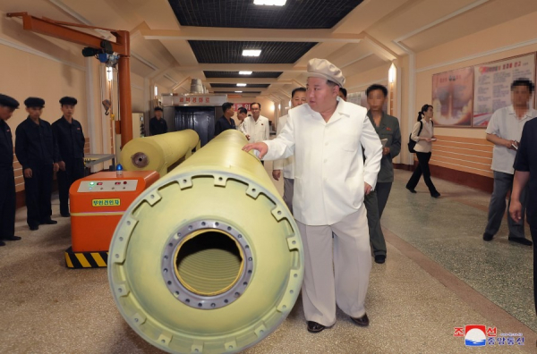 Ông Kim Jong-un thị sát bất thường một loạt nhà máy vũ khí của Triều Tiên -0