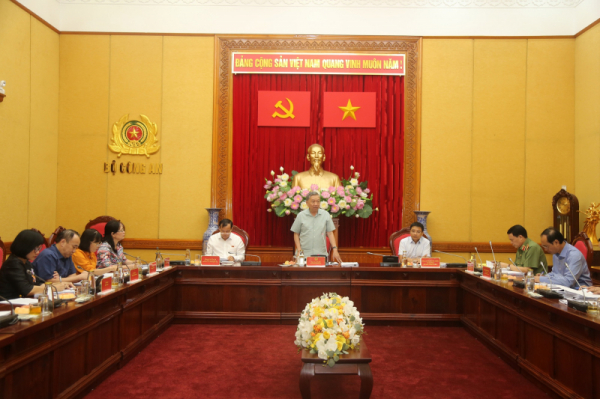 Meeting on two draft laws on road traffic held in Hanoi -0