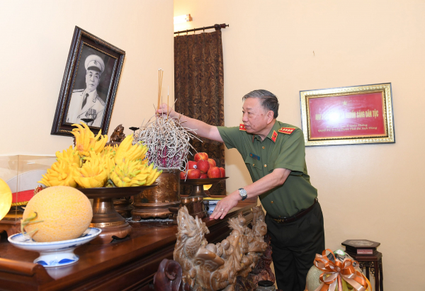 Bộ trưởng Tô Lâm thăm hỏi gia đình, tri ân các đồng chí cố lãnh đạo Bộ Công an -0