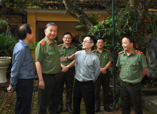 Bộ trưởng Tô Lâm thăm hỏi gia đình, tri ân các đồng chí cố lãnh đạo Bộ Công an -0