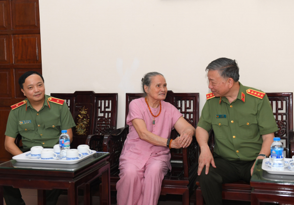 Bộ trưởng Tô Lâm thăm hỏi gia đình, tri ân các đồng chí cố lãnh đạo Bộ Công an -1