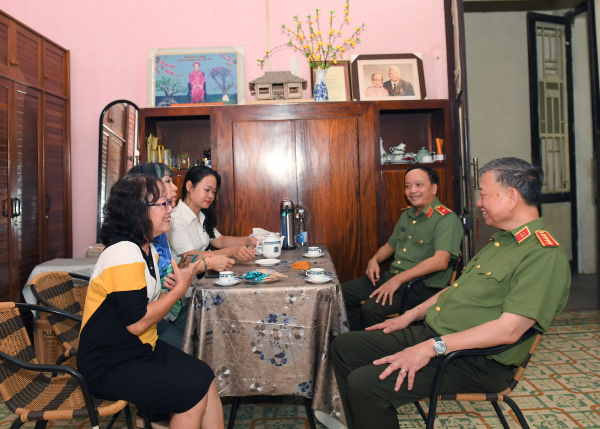 Bộ trưởng Tô Lâm thăm hỏi gia đình, tri ân các đồng chí cố lãnh đạo Bộ Công an -2