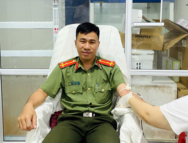 Bí thư đoàn hiến máu kịp thời cứu sống thai phụ đang nguy kịch -0