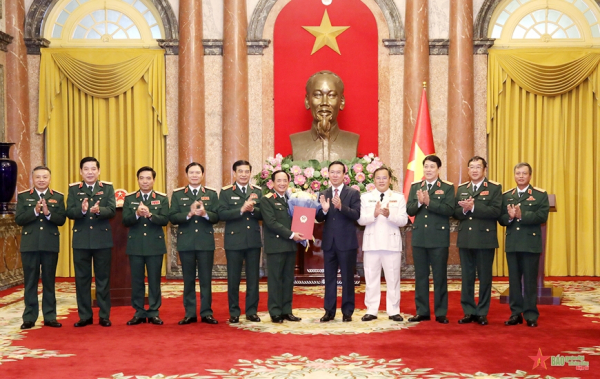 Chủ tịch nước trao Quyết định thăng quân hàm Thượng tướng cho đồng chí Trịnh Văn Quyết -0