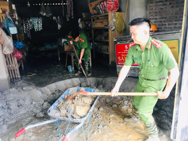 Công an thành phố Lào Cai giúp đỡ người dân ổn định cuộc sống sau sự cố gây ngập úng -0