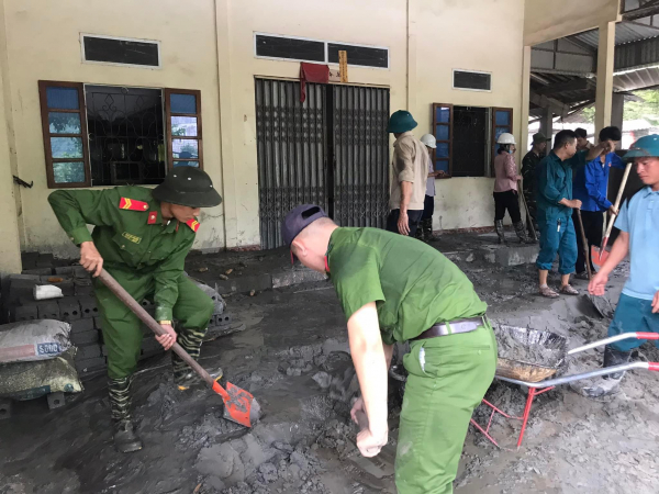 Công an thành phố Lào Cai giúp đỡ người dân ổn định cuộc sống sau sự cố gây ngập úng -0