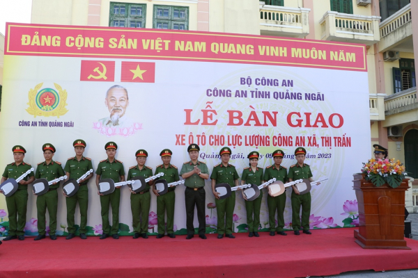  Bàn giao 50 xe ô tô chuyên dụng cho Công an xã, thị trấn -1