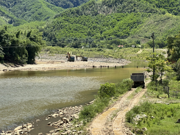 Chưa được cấp phép, doanh nghiệp vẫn thu dọn đất đá ở khu vực dự án thủy điện A Lin -0