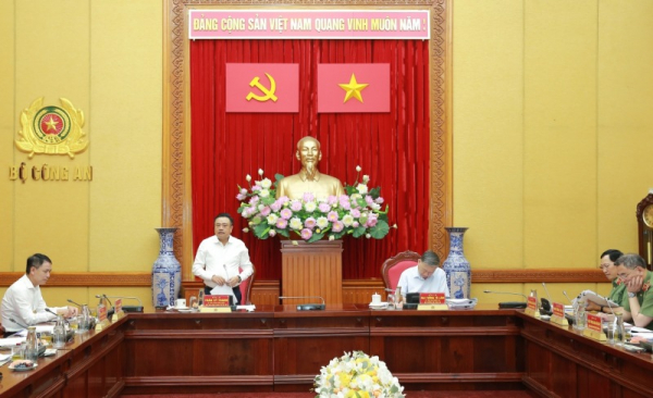 Leaders of MPS and Hanoi city work on major projects  -0