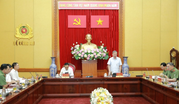 Leaders of MPS and Hanoi city work on major projects  -0