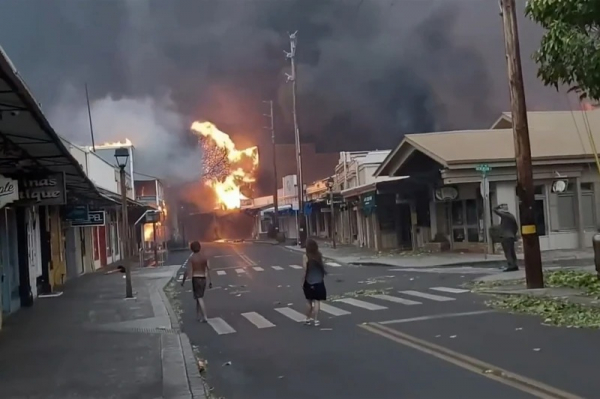Người dân nhảy xuống biển để tránh ngọn lửa dữ tại Hawaii  -0