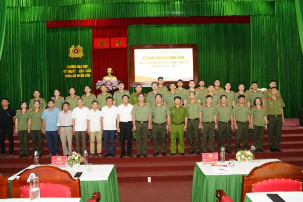 Hàng trăm học viên Trường Đại học Kỹ thuật-Hậu cần CAND xuống cơ sở 