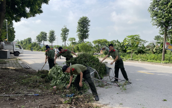 Hàng trăm học viên Trường Đại học Kỹ thuật-Hậu cần CAND xuống cơ sở 