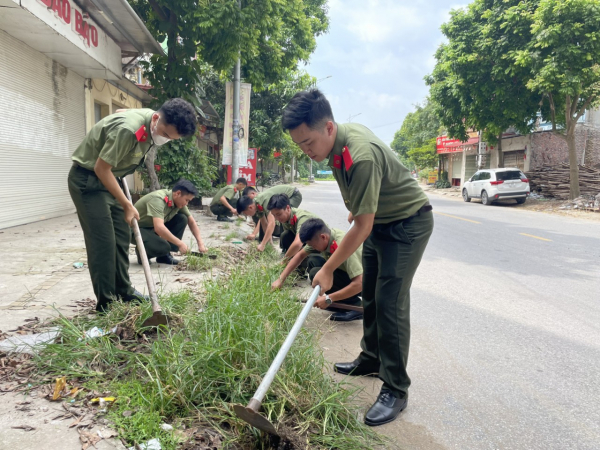 Hàng trăm học viên Trường Đại học Kỹ thuật-Hậu cần CAND xuống cơ sở 