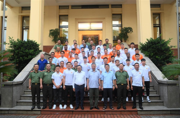 Minister To Lam meets with Hanoi Police Football Club -0