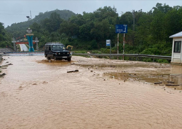 Mưa lớn tiếp tục gây sạt lở, ách tắc giao thông nhiều tuyến đường ở Sơn La -0