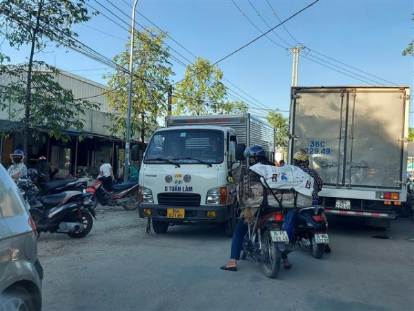 Tái diễn tình trạng lấn chiếm vỉa hè “làm chợ” ở Bỉm Sơn -0
