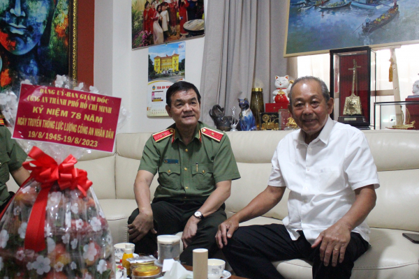 Công an TP Hồ Chí Minh thăm, tặng quà các đồng chí nguyên lãnh đạo và gia đình -0