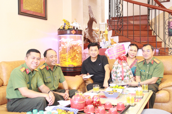 Công an TP Hồ Chí Minh thăm, tặng quà các đồng chí nguyên lãnh đạo và gia đình -0