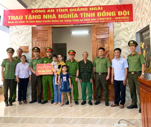 Trao nhà nghĩa đồng đội tặng 2 cán bộ Công an xã vùng cao ở huyện miền núi của tỉnh Quảng Ngãi -0