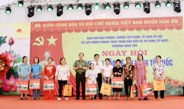 Deputy Minister Le Van Tuyen attends “All People Protect National Security” Festival in Nghe An -0