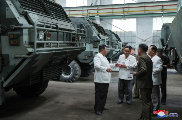 Chủ tịch Triều Tiên thăm nhà máy vũ khí, lái xe bọc thép mới -0