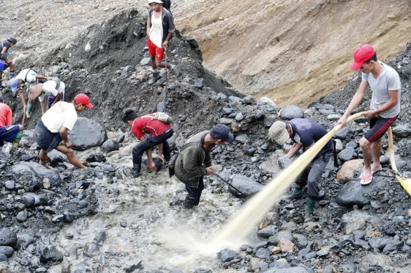 Sập mỏ ngọc bích ở Myanmar, 34 người bị đất đá cuốn xuống hồ nước -0