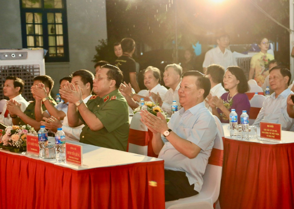 Bí thư Thành ủy Đinh Tiến Dũng dự, chung vui Ngày hội toàn dân bảo vệ ANTQ với nhân dân phường Định Công -0