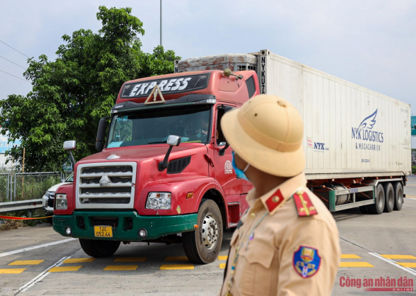 Cả loạt xe khách, container bị CSGT “tuýt còi” trên cao tốc -0