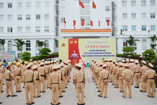 CSGT Công an các tỉnh thành ra quân tổng kiểm soát xe khách và container -0