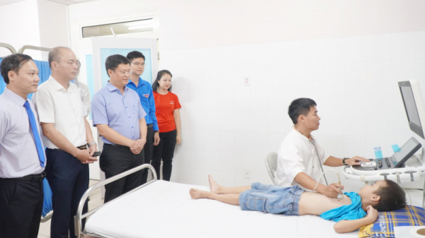 Free heart disease screening carried out for needy children in Thua Thien Hue -0