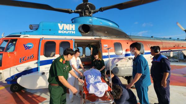 Kịp thời điều trực thăng đưa ngư dân từ đảo Phan Vinh về đất liền điều trị -0