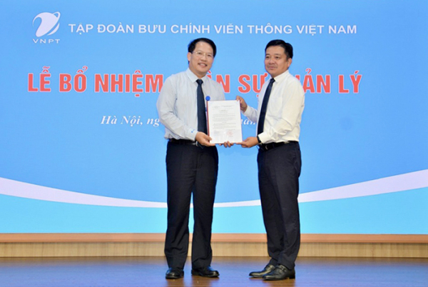 Trao quyết định bổ nhiệm ông Nguyễn Văn Tấn giữ chức vụ Tổng Giám đốc VNPT VinaPhone -0
