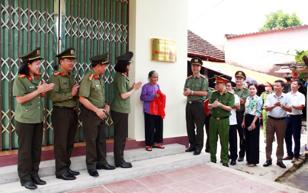 Trao tặng Nhà nghĩa tình đồng đội cho thân nhân liệt sĩ CAND Lê Văn Khang -0