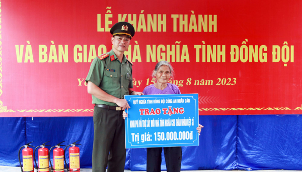 Trao tặng Nhà nghĩa tình đồng đội cho thân nhân liệt sĩ CAND Lê Văn Khang -1