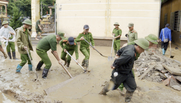 Lực lượng Công an giúp dân khắc phục hậu quả mưa lũ  -6