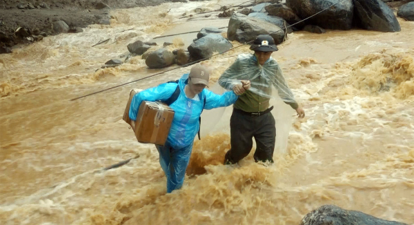 Lực lượng Công an giúp dân khắc phục hậu quả mưa lũ  -8
