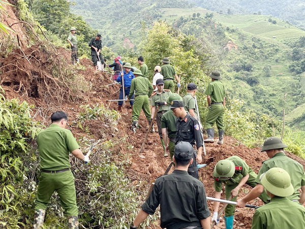 Lực lượng Công an giúp dân khắc phục hậu quả mưa lũ  -2