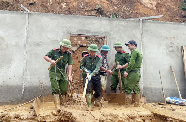 Lực lượng Công an giúp dân khắc phục hậu quả mưa lũ  -3