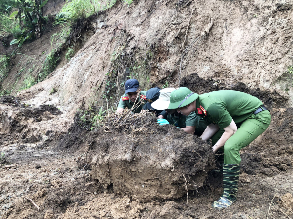 Lực lượng Công an giúp dân khắc phục hậu quả mưa lũ  -5
