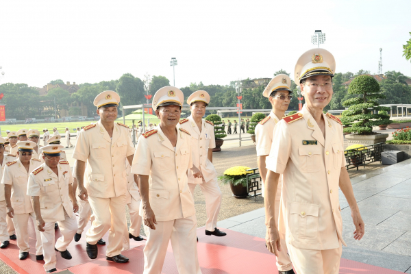 Đoàn đại biểu dự Đại hội thành lập Hội Cựu CAND Việt Nam vào Lăng viếng Chủ tịch Hồ Chí Minh -0