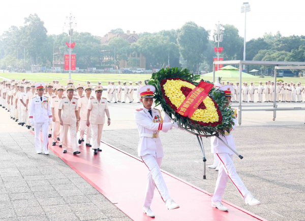 Đoàn đại biểu dự Đại hội thành lập Hội Cựu CAND Việt Nam vào Lăng viếng Chủ tịch Hồ Chí Minh -0