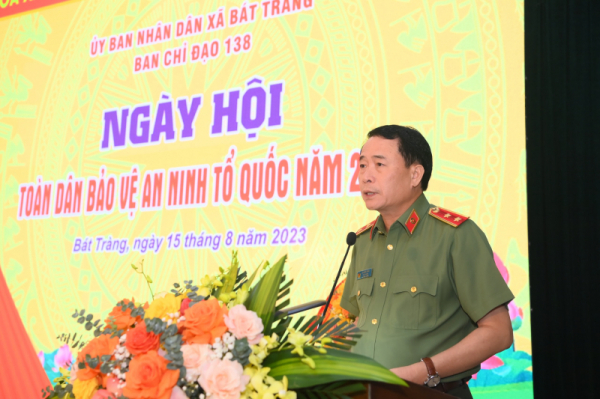 Deputy Minister Le Quoc Hung attends “All people protect national security” festival in Bat Trang -0