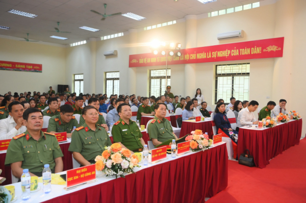 Deputy Minister Le Quoc Hung attends “All people protect national security” festival in Bat Trang -0