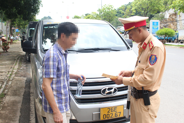 Xe khách, xe hợp đồng liên tiếp bị CSGT Sơn La “tuýt còi” -0